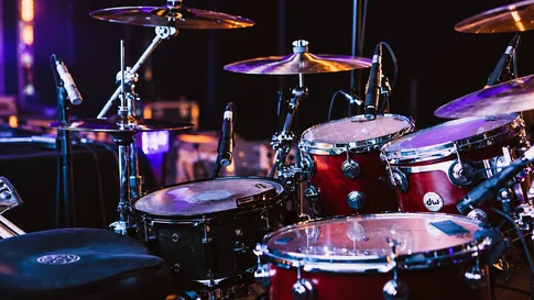 Professionele band- en artiestenversterking met hoogwaardige geluidstechniek van MSS Geluidstechniek voor liveoptredens en evenementen.